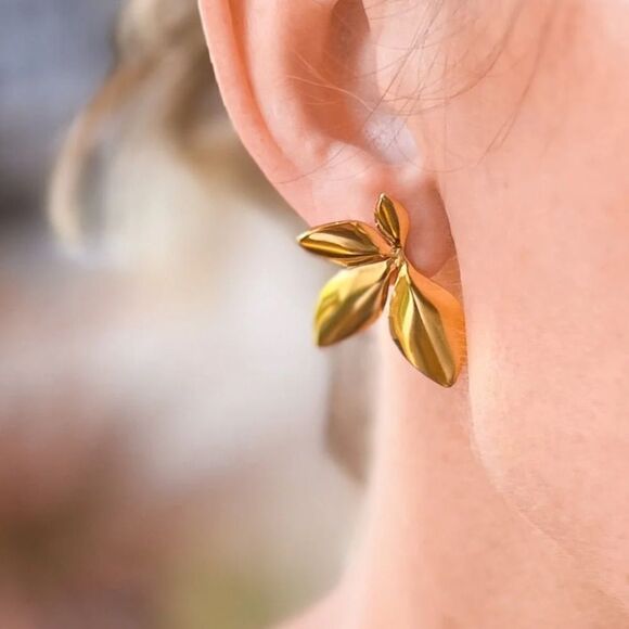 Leaf decor stud earrings A105 - Picture 1 of 6